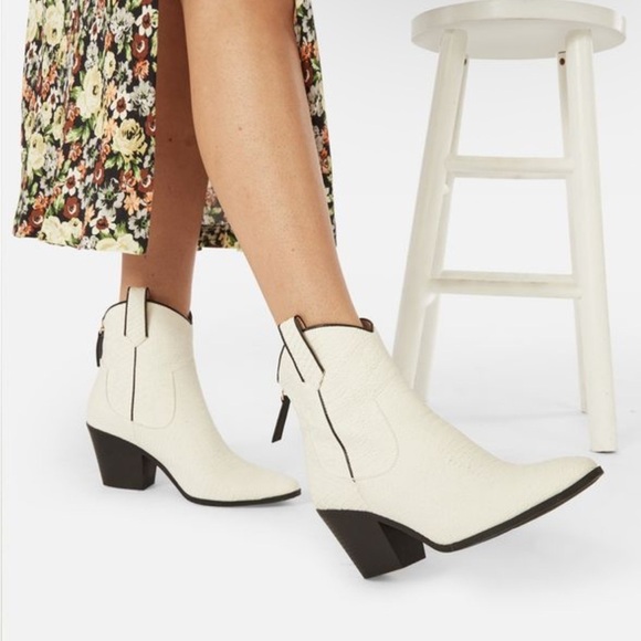 JustFab Sydney Western  White Textured Ankle Boot Sz 8 - Picture 4 of 16